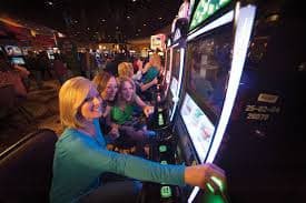 Người chơi trải nghiệm casino trực tuyến trên điện thoại tại Việt Nam